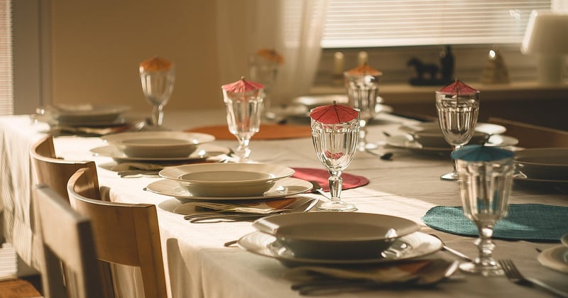 Quelle taille de nappe pour une table de 140 × 80 cm ?