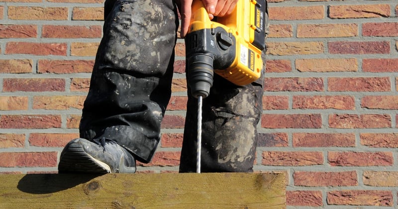 Peindre un plafond impeccable : pourquoi appliquer un enduit de lissage d'abord