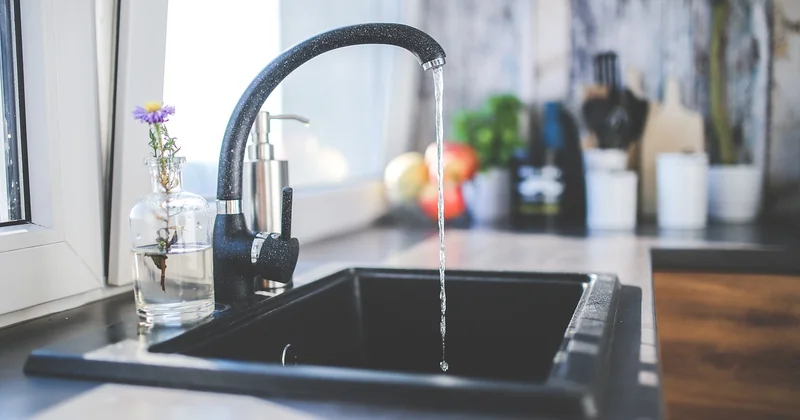 Comment démonter un robinet de cuisine sans vis apparente ?